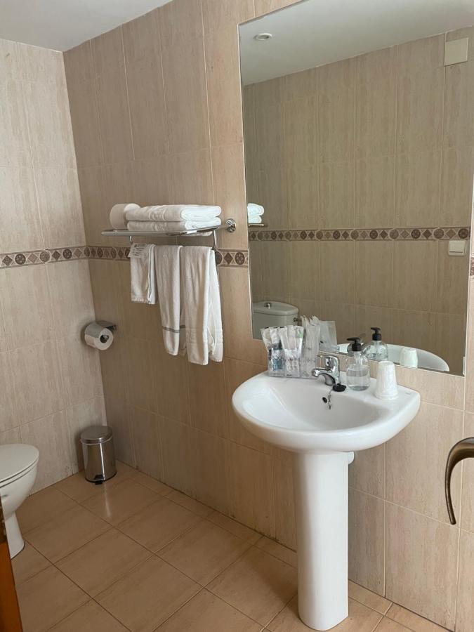 Hostal Maria Elche Exterior photo A typical bathroom in a hotel