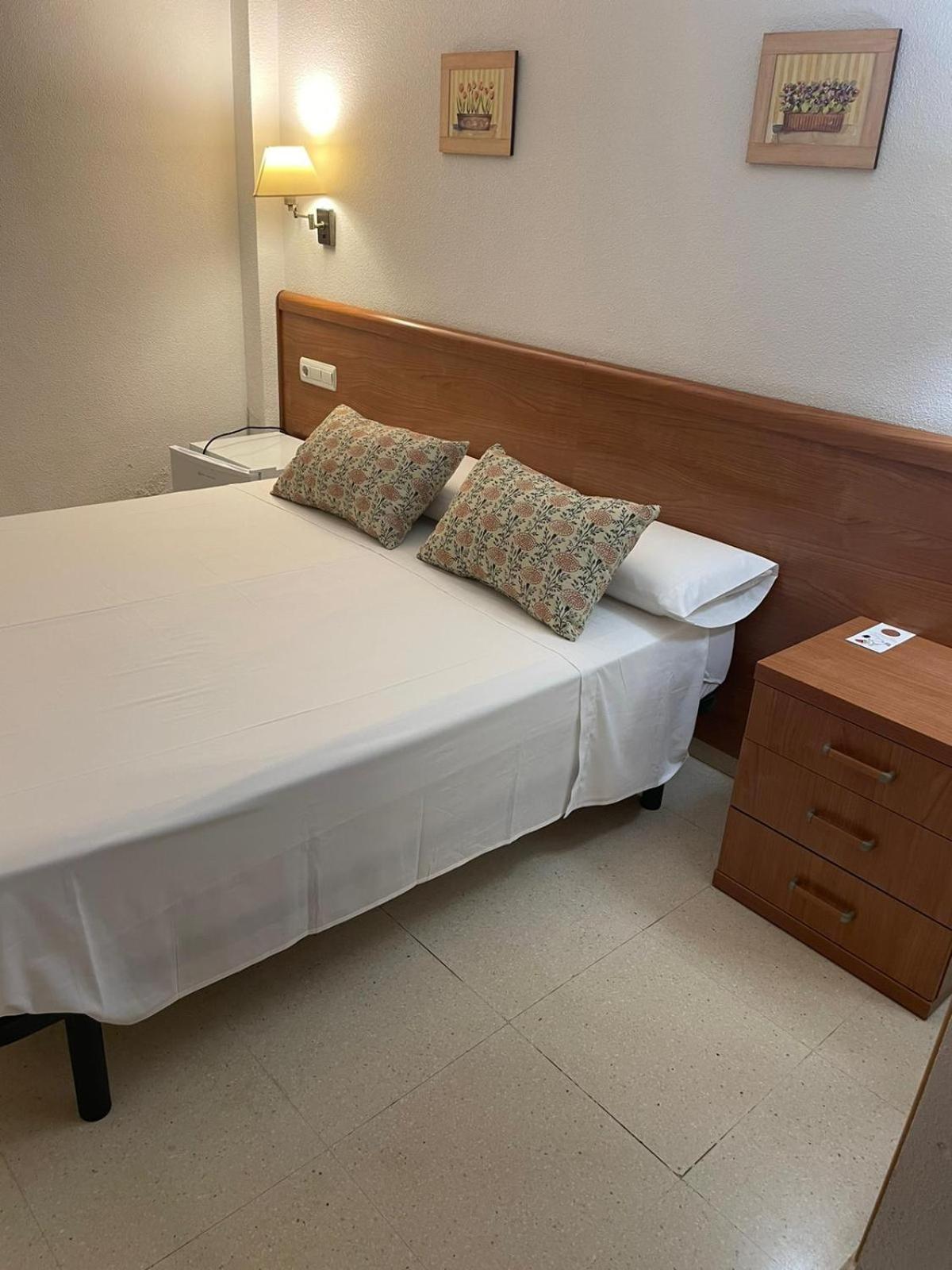 Hostal Maria Elche Exterior photo A bed with a mattress